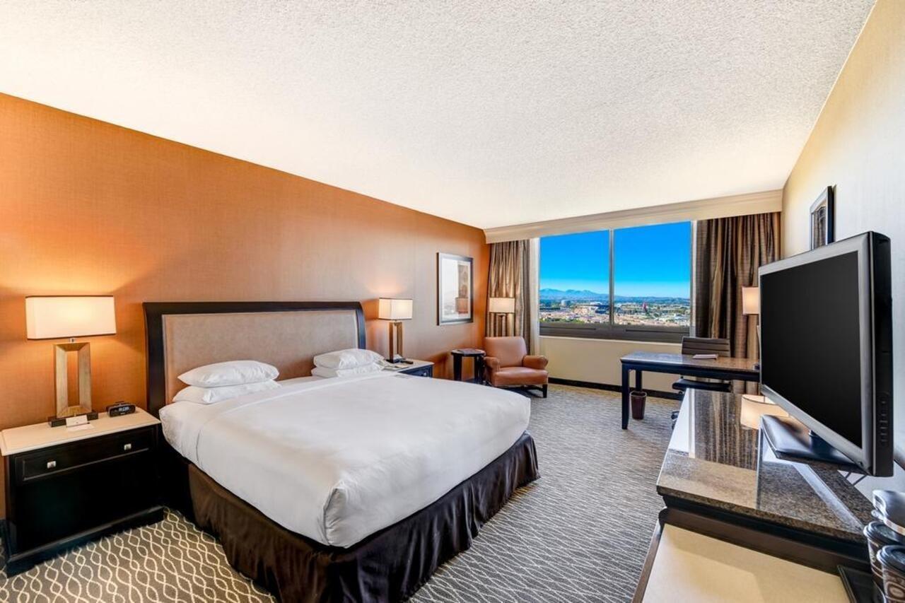 Hotel Fera Anaheim, A Doubletree By Hilton Orange Exterior photo