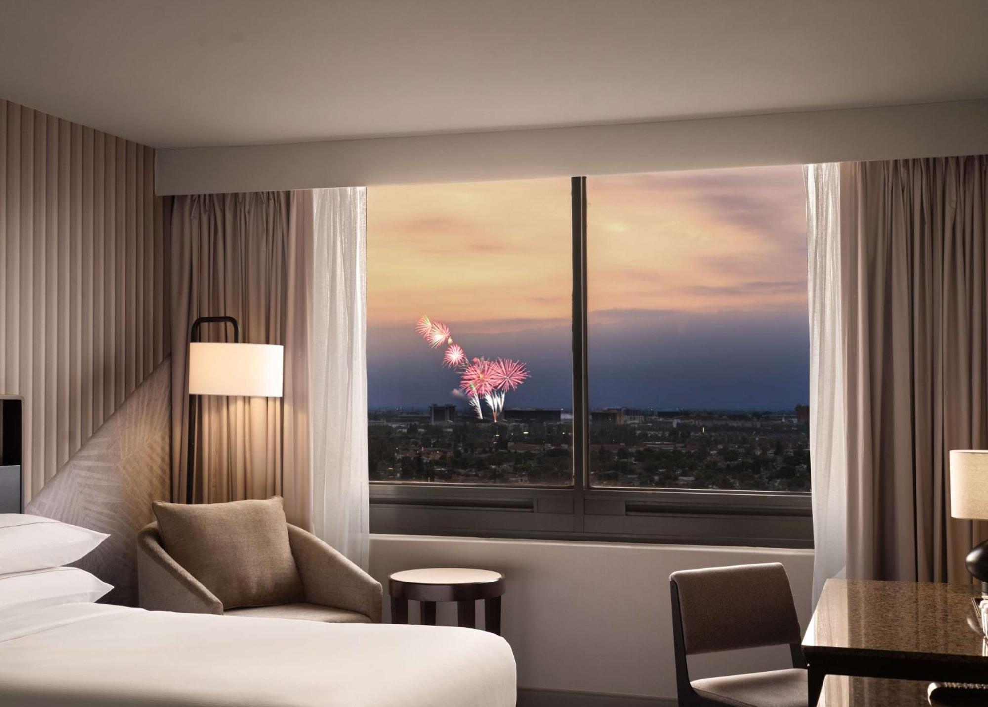 Hotel Fera Anaheim, A Doubletree By Hilton Orange Exterior photo